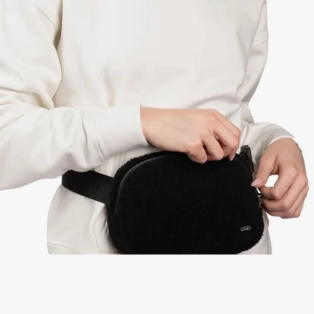 LOLË Convertible Fleece Belt Bag, Cross Body Design, Unisex, Black NWT AUTHENTIC - Picture 4 of 8